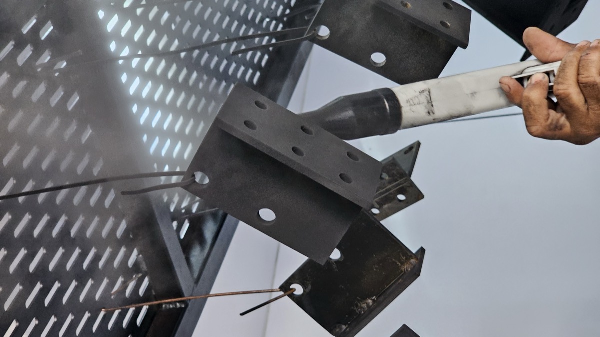 Aplicación de pintura electrostática sobre piezas de acero en la planta de TESEY