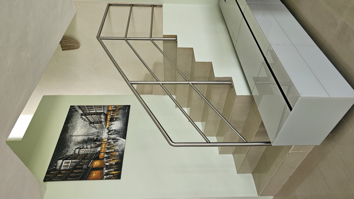 Barandal de escalera interior en acero inoxidable, fabricado por TESEY