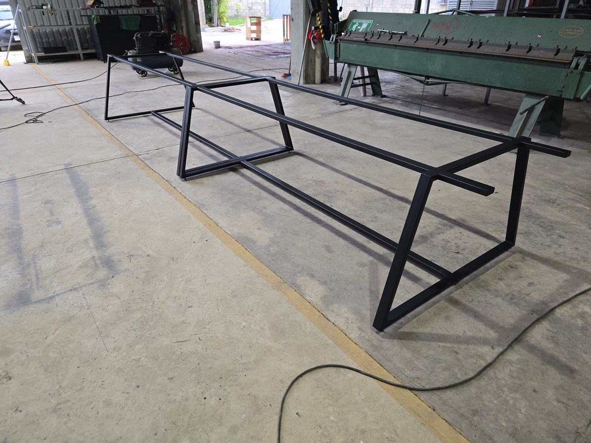 Estructura metálica de mesa en fabricación, soldada en taller de TESEY