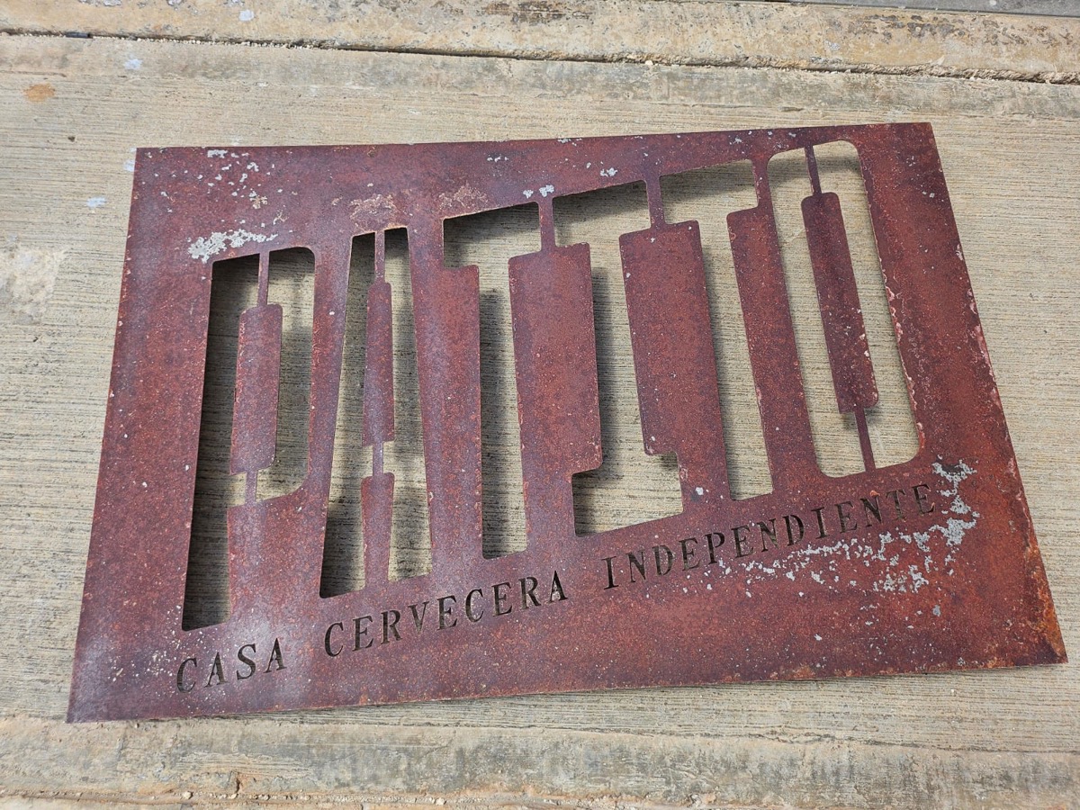 Letrero de acero oxidado cortado con láser para un patio de cervecería