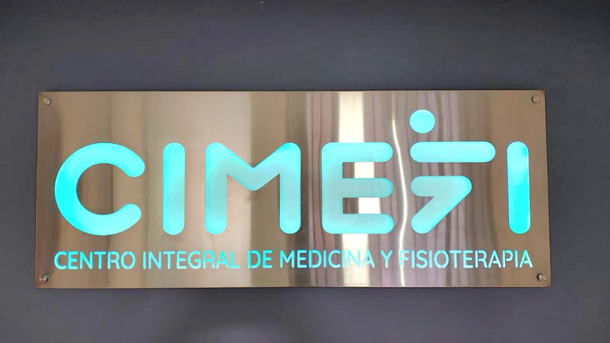 Letrero metálico retroiluminado fabricado para un centro médico