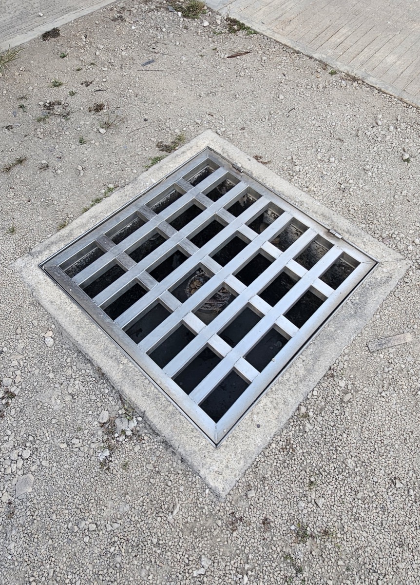 Rejilla de registro pluvial en acero inoxidable, fabricada a medida
