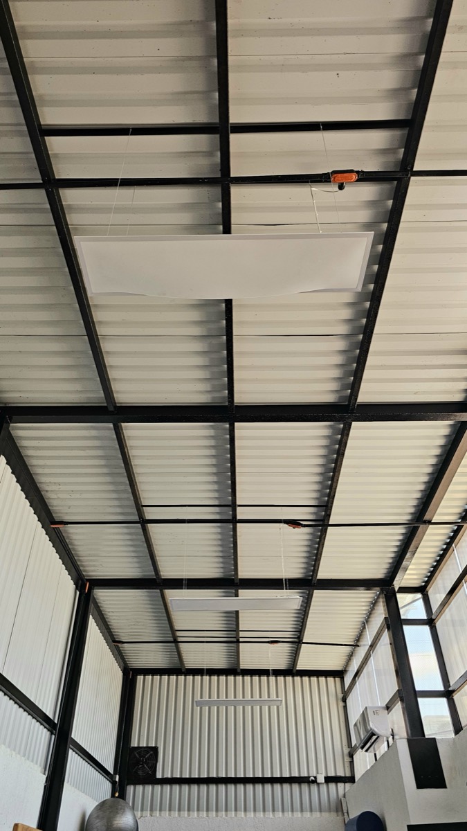 Estructura de techo terminada con iluminación instalada, planta industrial